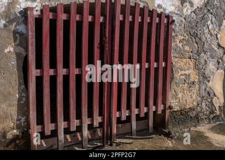 Porto marittimo della città turistica di Mallorcan di Portocolom, all'alba Foto Stock