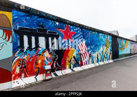 Il monumento commemorativo della East Side Gallery di Berlino-Friedrichshain è una galleria permanente all'aperto nella sezione più lunga del Muro di Berlino Foto Stock