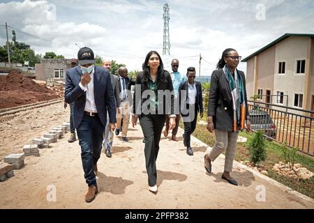 La Segretaria principale Suella Braverman (centro) visita un cantiere edile alla periferia di Kigali durante la sua visita in Ruanda, per vedere le case in costruzione che potrebbero infine ospitare migranti deportati dal Regno Unito. Data immagine: Sabato 18 marzo 2023. Foto Stock