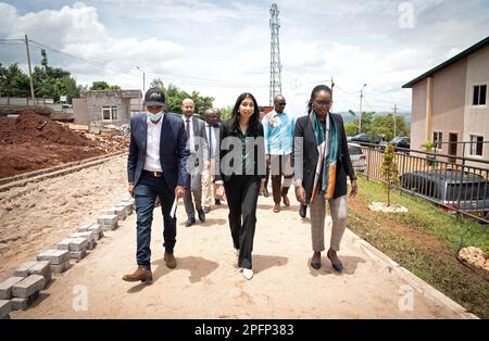 La Segretaria principale Suella Braverman (centro) visita un cantiere edile alla periferia di Kigali durante la sua visita in Ruanda, per vedere le case in costruzione che potrebbero infine ospitare migranti deportati dal Regno Unito. Data immagine: Sabato 18 marzo 2023. Foto Stock