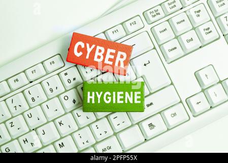 Cartello con scritta Cyber Hygiene. Parola per le misure che gli utenti del calcolatore prendono per migliorare la loro sicurezza cibernetica Foto Stock