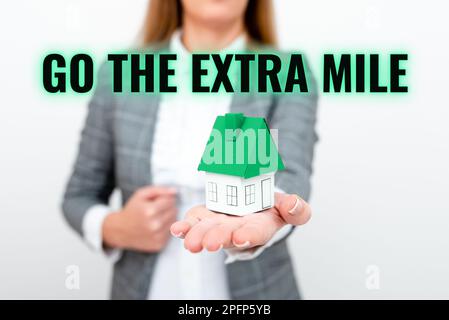 Scrittura a mano del testo Go the Extra Mile. Panoramica aziendale consigliare alla persona di vedere nuovi posti cambiare il suo umore Foto Stock