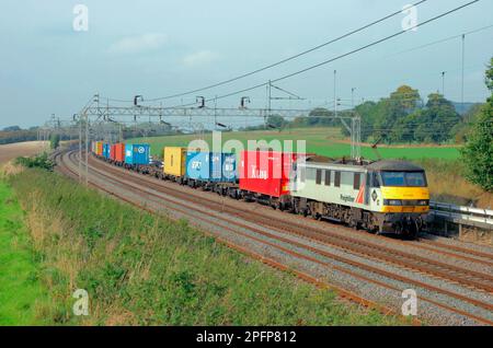 Una locomotiva elettrica di classe 90 numero 90044 che opera un servizio di linea libera a Dudswell il 11th ottobre 2005. Foto Stock