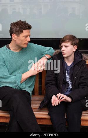 Londra, Regno Unito. Marzo 18, 2023. L'attore James Norton parla a Xander Jeffortd di 12 anni di Aylesbury all'evento annuale TAD (Talking About Diabetes) che si tiene al Royal College of Physicians, Londra. A Xander è stato diagnosticato il tipo 1 nel febbraio di quest'anno e James vive con il diabete di tipo 1. Credit: Katie Collins/Alamy Live News Foto Stock