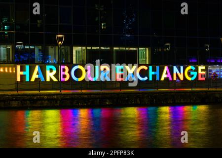 Un cartello illuminato per il complesso Harbour Exchange sul Millwall Inner Dock nell'area di South Quay dell'Isola dei Dogs in Docklands nella parte est di Londra. Foto Stock