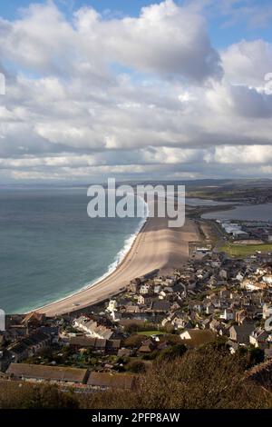 Guardando lungo la lunghezza di Chesil Beach da una collina vicina. Chesil Bank è una barriera naturale in ciottoli. Foto Stock