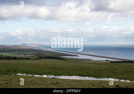 Chesil Beach vista dall'alto e in lontananza. Foto Stock