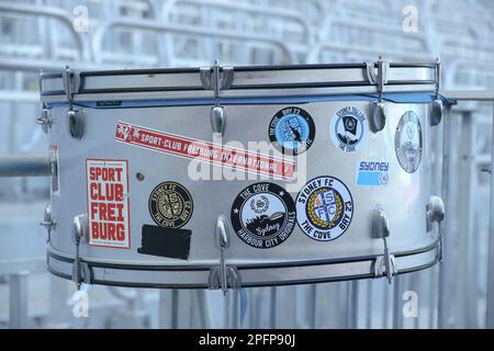 Sydney, Australia. 18th Mar, 2023. 18th marzo 2023; Allianz Stadium, Sydney, NSW, Australia: A-League Football, Sydney FC contro Western Sydney Wanderers; Sydney FC tifosi batteria con badge Credit: Action Plus Sports Images/Alamy Live News Foto Stock