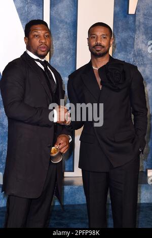 12 marzo 2023, Beverly Hills, CA, USA: LOS ANGELES - 12 MARZO: Jonathan Majors, Michael B Jordan al Vanity Fair Oscar Party del 2023 al Walis Annenberg Center for the Performing Arts il 12 marzo 2023 a Beverly Hills, CA (Credit Image: © Kay Blake/ZUMA Press Wire) SOLO USO EDITORIALE! Non per USO commerciale! Foto Stock