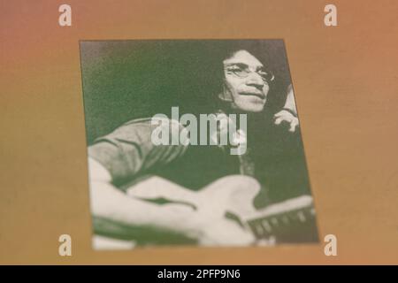 Mosca, Russia, 18 marzo 2023: Ritratto di John lennon sulla copertina del CD Forever Gold Foto Stock