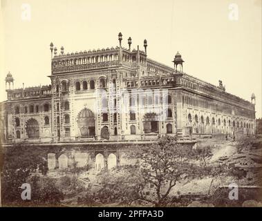 Esterno dell'Imambara di Asaf-ud-Daula, o Tomba 1858 - 1862 di Felice Beato Foto Stock