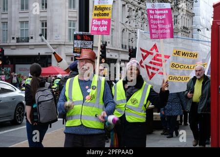 Londra, Regno Unito. 18th Mar, 2023. La gente partecipa alla dimostrazione nazionale contro il razzismo Resistivo per protestare contro il “piano ruandese” e la legge sulla nazionalità e le frontiere. Laura Gaggero/Alamy Live News Foto Stock