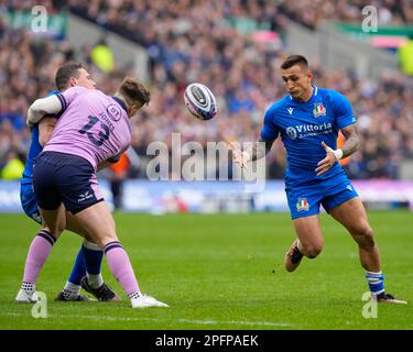 Pierre Bruno #14 d'Italia riceve un pass durante il Guinness 6 Nations Match 2023 Scozia vs Italia al Murrayfield Stadium, Edimburgo, Regno Unito, 18th marzo 2023 (Photo by Steve Flynn/News Images) Foto Stock