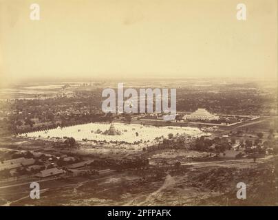 Vista generale di Mandalay dalla collina di Mandalay che mostra le Pagode 450 e l'incomparabile Pagoda 1887 - 1895 di Felice Beato Foto Stock