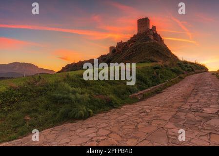 Vista panoramica del castello di Cefalà Diana al crepuscolo, in Sicilia Foto Stock