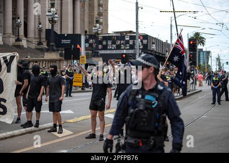 Melbourne, Australia, marzo 18th 2023. Senza alcuna interferenza da parte della polizia, i neonazisti salutano liberamente i contro-manifestanti di un raduno Trans Exclusionary Radical Feminist (TERF), dove le femministe screditano le identità di genere non conformi, in particolare le donne transgender. Credit: Jay Kogler/Alamy Live News Foto Stock