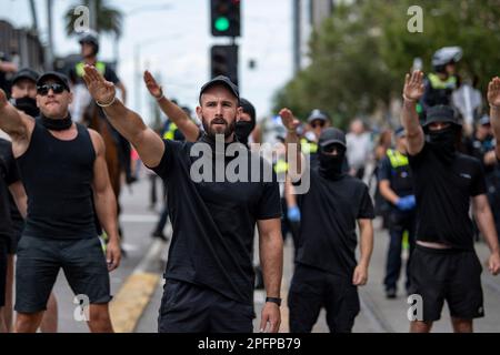 Melbourne, Australia, marzo 18th 2023. Thomas Sewell e il suo collega neo-nazista salutano i contro-manifestanti di un raduno Trans Exclusionary Radical Feminist (TERF), dove le femministe screditano le diverse identità di genere, in particolare le donne transgender. Credit: Jay Kogler/Alamy Live News Foto Stock