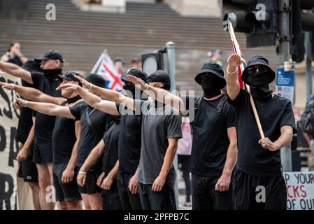 Melbourne, Australia, marzo 18th 2023. I neo-nazisti salutano i contro-dimostranti in un raduno radicale transesclusionario (TERF), dove le femministe screditano le diverse identità di genere, in particolare le donne transgender. Credit: Jay Kogler/Alamy Live News Foto Stock