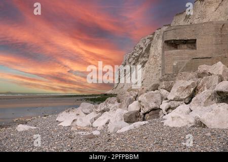 parte dei vecchi bunker della seconda guerra mondiale sulla spiaggia di cap blanc nez in francia Foto Stock