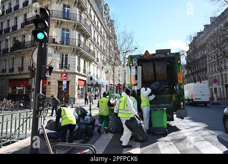 Parigi, Francia. 18th Mar, 2023. I raccoglitori di rifiuti tornano al lavoro a Parigi dopo lo sciopero relativo alla riforma pensionistica da parte del governo francese il 18 marzo 2023. Foto di Tomas Stevens/ABACAPRESS.COM Credit: Abaca Press/Alamy Live News Foto Stock