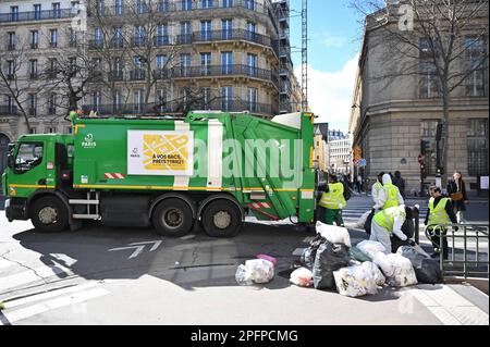 Parigi, Francia. 18th Mar, 2023. I raccoglitori di rifiuti tornano al lavoro a Parigi dopo lo sciopero relativo alla riforma pensionistica da parte del governo francese il 18 marzo 2023. Foto di Tomas Stevens/ABACAPRESS.COM Credit: Abaca Press/Alamy Live News Foto Stock