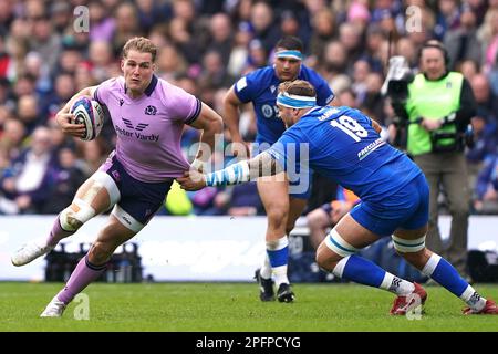 Il Duhan van der Merwe (centro) scozzese tenta di superare il Pierre Bruno italiano durante la partita delle Guinness Six Nations al BT Murrayfield Stadium di Edimburgo. Data immagine: Sabato 18 marzo 2023. Foto Stock