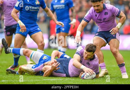 Edimburgo, Regno Unito. 18th Mar, 2023. Blair Kinghorn of Scotland segna il suo 2nd° tentativo durante la partita delle Guinness 6 Nations al Murrayfield Stadium, Edimburgo. Il credito dell'immagine dovrebbe essere: Neil Hanna/Sportimage Credit: Sportimage/Alamy Live News Foto Stock