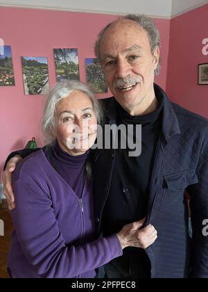 Ritratto di una coppia anziana sana e felice negli anni settanta. Foto Stock