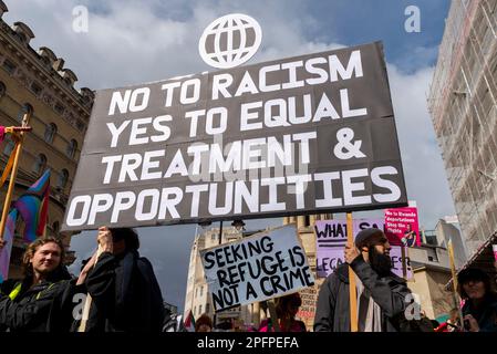 Londra, Regno Unito. 18th Mar, 2023. A Londra si svolge una giornata internazionale di azione contro il razzismo, con i manifestanti che si riuniscono fuori dalla BBC a Portland Place. Tra gli argomenti contro i quali si protestano vi sono il piano ruandese del governo britannico, il Nationality and Borders Act, e presunte deportazioni razziste e l’ambiente ostile. Foto Stock