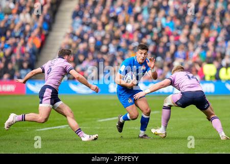 Kyle Steyn #14 della Scozia affronta Paolo Garbisi #10 dell'Italia durante la partita Guinness 6 Nations 2023 Scozia vs Italia al Murrayfield Stadium, Edimburgo, Regno Unito, 18th marzo 2023 (Photo by Steve Flynn/News Images) Foto Stock