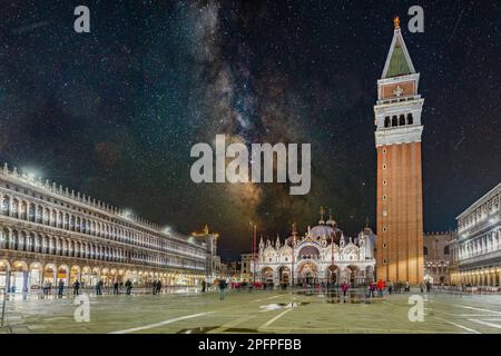 Piazza San Marco di notte. Notte a Venezia. Meta turistica popolare in Italia Foto Stock