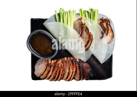 Tradizionale anatra alla pechinese con cetriolo, cipolla verde, in frittelle cinesi al siero di latte isolate su sfondo bianco. Foto Stock