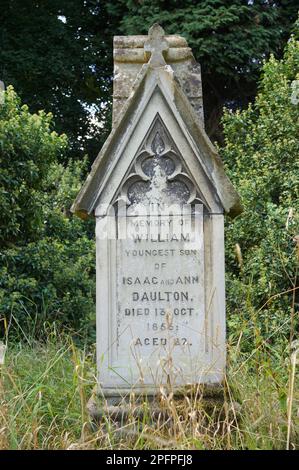 Una delle prime lapidi del vecchio cimitero vittoriano di Boston del 19th° secolo. Foto Stock