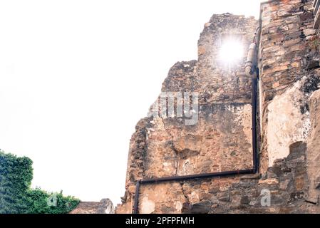 Italia, Imperia, Bussana Vecchia. Tra le vie pedonali dello storico paesino degli artisti Foto Stock