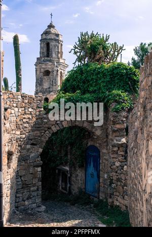 Italia, Imperia, Bussana Vecchia. Tra le vie pedonali dello storico paesino degli artisti Foto Stock