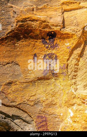 Alla scoperta degli antichi dipinti delle Ochre rosse sulle pietre di Jebel Ousselat nella Tunisia centrale Foto Stock