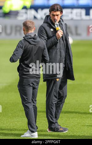 Jacob Greaves #4 di Hull City parla con Regan Slater #27 di Hull City davanti alla partita del campionato Sky Bet Reading vs Hull City al Select Car Leasing Stadium, Reading, Regno Unito, 18th marzo 2023 (Foto di Gareth Evans/News Images) Foto Stock
