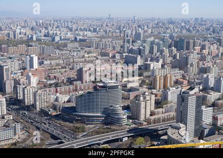 PECHINO, CINA - 18 MARZO 2023 - il paesaggio urbano di Pechino è visto dalla piattaforma di osservazione di 238 metri della Torre televisiva centrale cinese a Beijin Foto Stock