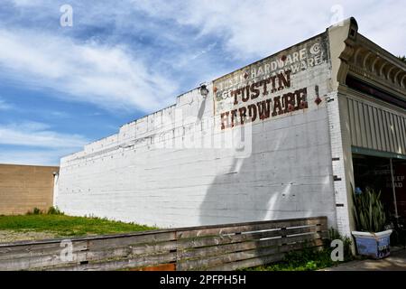 TUSTIN, CALIFORNIA - 17 MAR 2023: Il vecchio hardware Tustin costruito intorno al 1912 si trova al 115 West Main Street, solo il segno sbiadito rimane sul Foto Stock