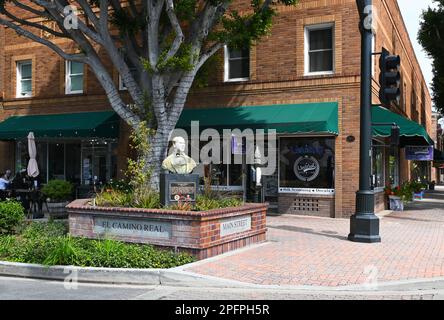 TUSTIN, CALIFORNIA - 17 MAR 2023: Statua di Colombo Tustin, fondatore della città, a Main Street e El Camino Real nella città vecchia. Foto Stock