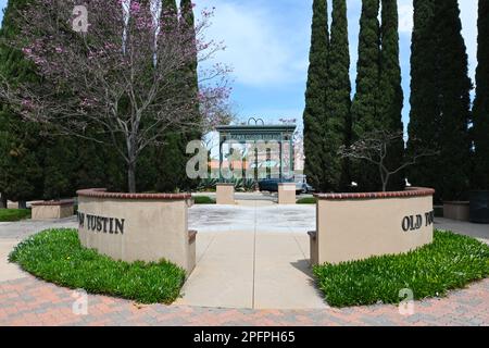 TUSTIN, CALIFORNIA - 17 MAR 2023: Piccola piazza all'angolo tra Main Street e Prospect Avenue nella città vecchia. Foto Stock