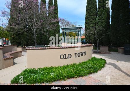 TUSTIN, CALIFORNIA - 17 MAR 2023: Piccola piazza all'angolo tra Main Street e Prospect Avenue nella città vecchia. Foto Stock