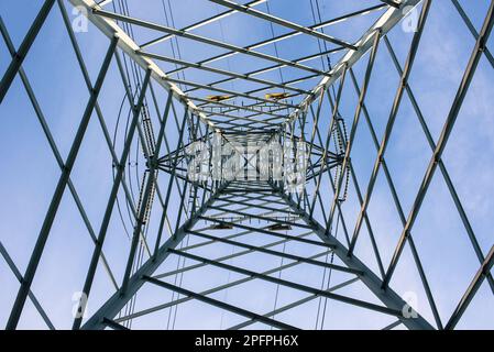 Traliccio elettrico. Pilone di elettricità. Struttura metallica per il supporto di cavi elettrici ad alta tensione. San Mauro Torinese, Torino, Italia Foto Stock