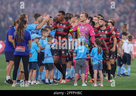 Sydney, Australia. 18th Mar, 2023. 18th marzo 2023; Allianz Stadium, Sydney, NSW, Australia: A-League Football, Sydney FC contro Western Sydney Wanderers; le squadre si stringono le mani prima dell'inizio della partita credito: Action Plus Sports Images/Alamy Live News Foto Stock