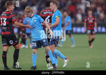 Sydney, Australia. 18th Mar, 2023. 18th marzo 2023; Allianz Stadium, Sydney, NSW, Australia: A-League Football, Sydney FC contro Western Sydney Wanderers; i giocatori scuotono le mani dopo la partita credito: Action Plus Sports Images/Alamy Live News Foto Stock