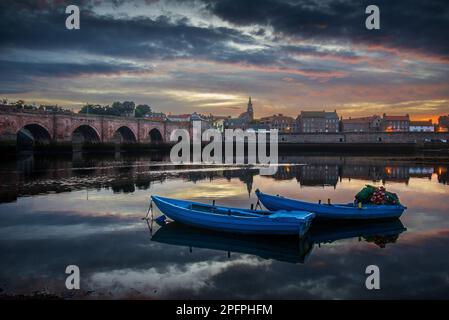 Il Ponte Vecchio con barche da pesca al salmone a Berwick upon Tweed, Northumberland, Inghilterra, Regno Unito Foto Stock