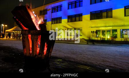 Valmiera, Lettonia - 24 febbraio 2023: Colori della bandiera Ucraina sul muro della Casa della Cultura di Valmiera. Supporto della città di Valmiera a Ukrain Foto Stock