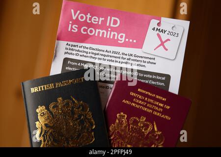 Londra, Regno Unito 18 Mar 2023 - passaporti britannici con un opuscolo che mostra che gli elettori in Inghilterra dovranno mostrare un documento d'identità con foto per votare ai seggi elettorali in alcune elezioni. Credit Dinendra Haria/Alamy Live News Foto Stock