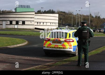 Foto del file datata 23/02/23 di un funzionario del Servizio di polizia dell'Irlanda del Nord (PSNI) in servizio presso il complesso sportivo nella zona di Killyclogher Road di Omagh, Co Tyrone, Dove l'ispettore capo fuori servizio di PSNI John Caldwell è stato sparato un certo numero di volte da uomini mascherati davanti ai giovani che stava istruendo. Un uomo è stato arrestato in relazione a una rivendicazione di responsabilità da parte del nuovo IRA per la sparatoria di alto detective Caldwell. L'uomo è stato arrestato a Londonderry il sabato. Data di emissione: Sabato 18 marzo 2023. Foto Stock