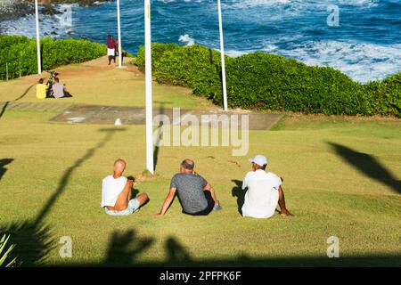 Salvador, Bahia, Brasile - 22 ottobre 2022: Persone che godono del mare che bagna la città turistica di Salvador, Bahia. Foto Stock